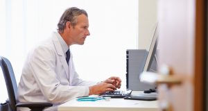 dossier patient stress soignants erreurs
