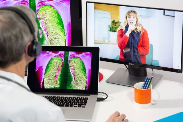 Medecin-teleconsultation-regardant-radiographie-poumons_0_729_486