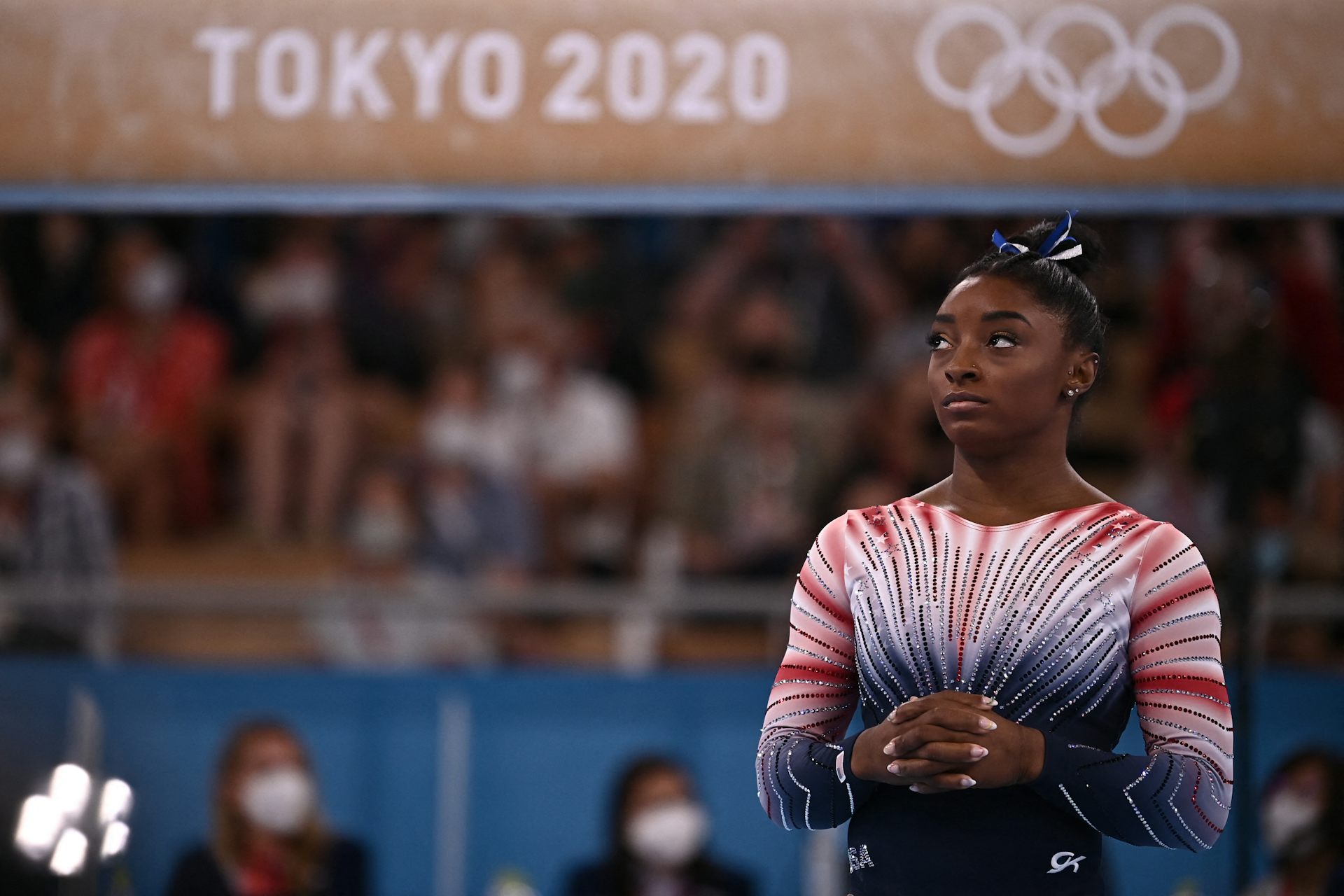 Simone Biles fait partie des personnalités populaires qui n’hésitent pas à évoquer leur santé mentale. En 2021, c’est pour la préserver qu’elle avait choisi de se retirer du concours par équipes lors des JO de Tokyo. Lionel Bonaventure/AFP